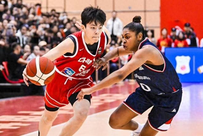 张曼曼资历浅,杨舒予出局,女篮队长悬念揭晓,只剩两位花落谁家