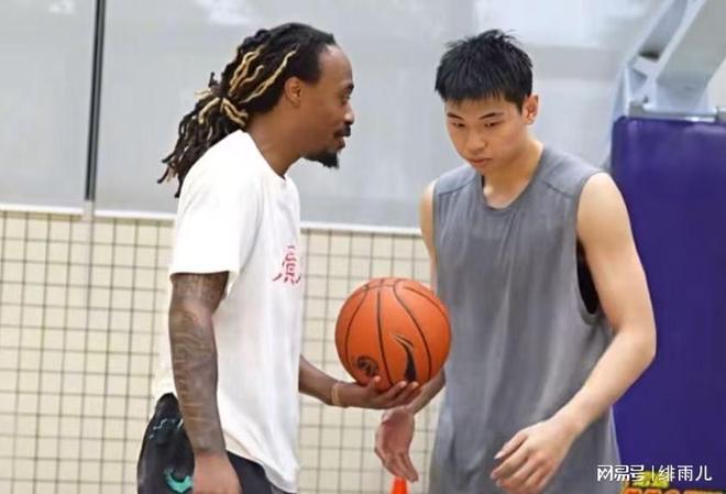 确认到位!CBA后场大杀器空降广东队,狂逼朱芳雨裁掉萨林杰?