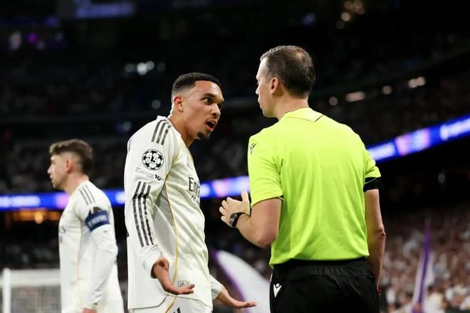 TA:同样的足球规则下,英超执法更宽松而欧冠干预更频繁