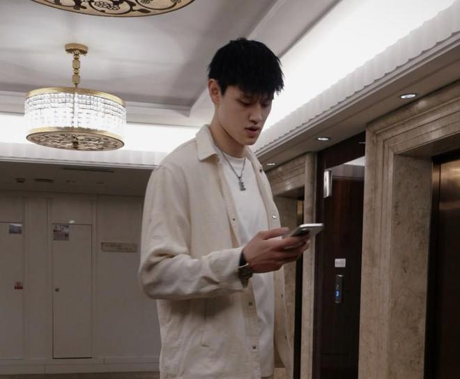 记者:曾凡博缺席公开训练,全明星归来后仍需继续治疗膝伤