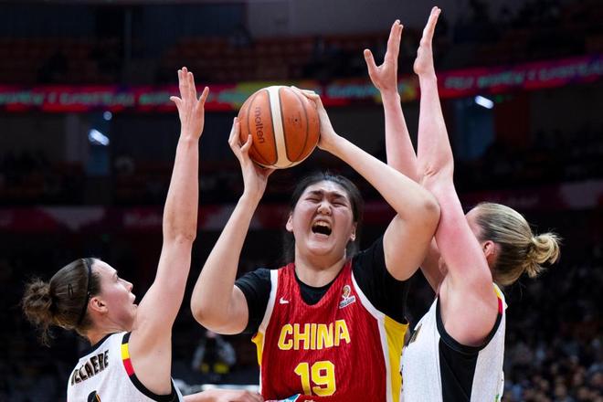 中国女篮15分惨败原因出炉!数据一清二楚,1人高光4人低迷