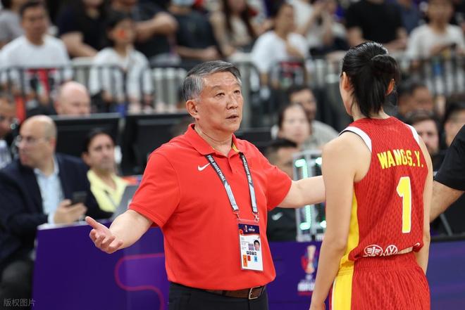 郑薇淘汰的人，被宫鲁鸣重用当队长，半场0分，球迷：又菜又装！