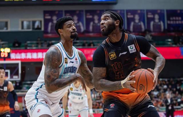 20投狂砍42分13板!CBA第一大外援彻底摊牌全联盟,邱彪押宝成功