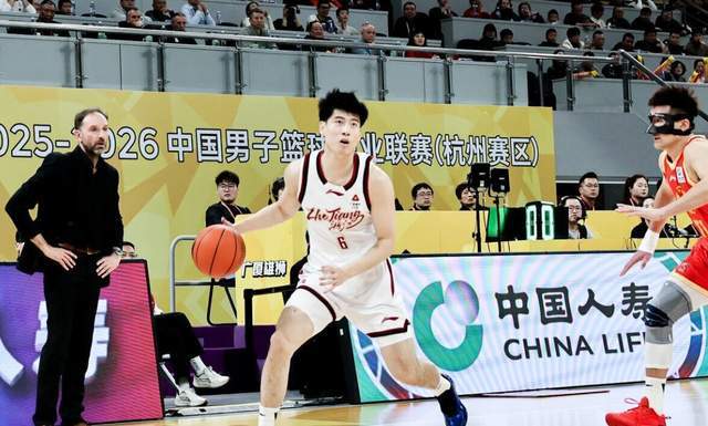 砍27分+7记三分!国手后卫打法堪比CBA小外援,率队掀翻卫冕冠军