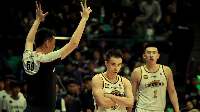 恭喜辽篮赢广东5连胜!付豪26+9力压焦泊乔,队长1V2完胜徐杰胡明轩