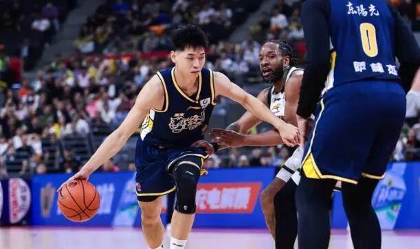 广东队主场16分惨败，崔永熙首秀2分3篮板，莫兰德21篮板