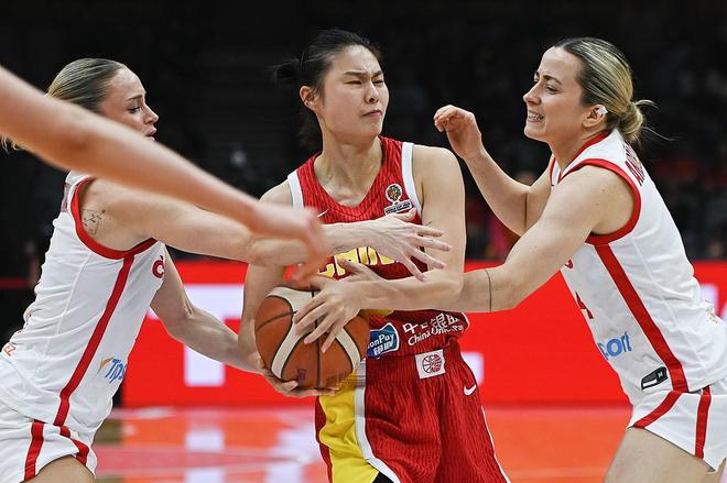 关键时刻连得9分,王思雨7投5中拿下14分1板3助攻