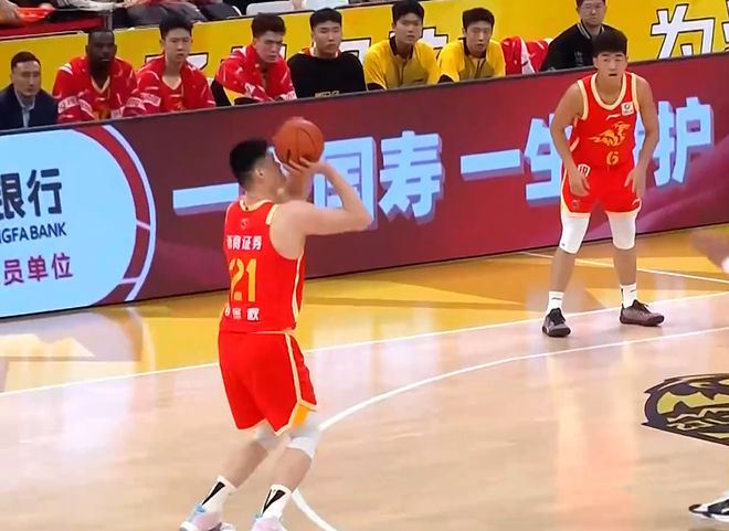 真敬业！胡金秋拉伤仍坚持出战，仍在保持完美输出！