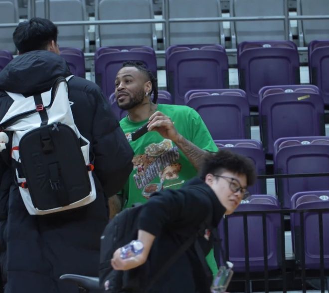 对广州踩场!徐昕与众人打招呼,李虎翼加练,乌戈提艾伦+谈比赛