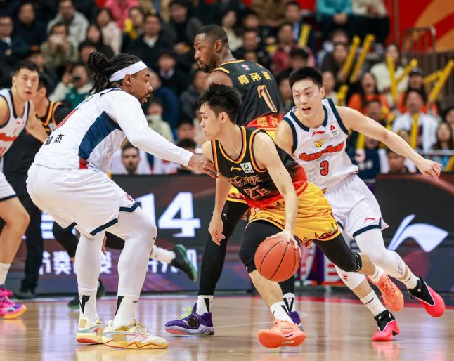 送绝杀助攻，打爆胡明轩+徐杰！球迷喊话郭导：他进不了国家队？