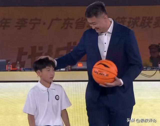 杜锋客战上海前身兼多职“往返广东”引热议 球迷质疑能否专心备战