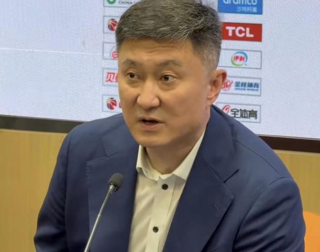 杜锋：内线比较弱，今晚将近输了30个篮板；在考虑其他大外援