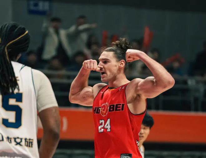 克里斯手指骨裂伤停3-4周!山东男篮官宣:签约前福建外援斯蒂尔