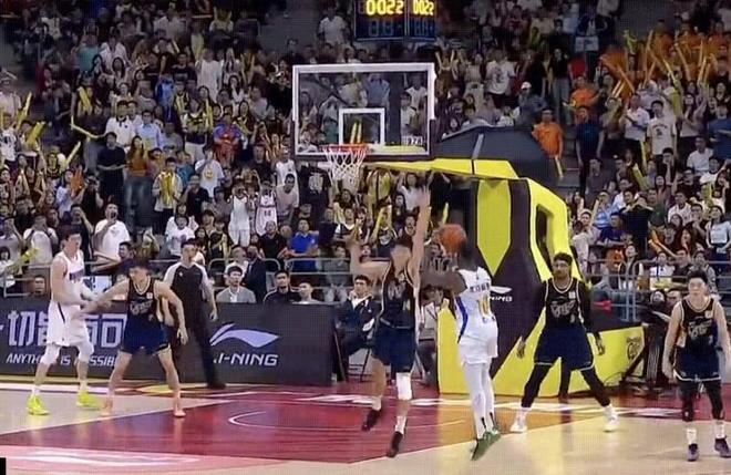 主场被北京20分大逆转,广东本赛季第四次遭遇对手绝杀