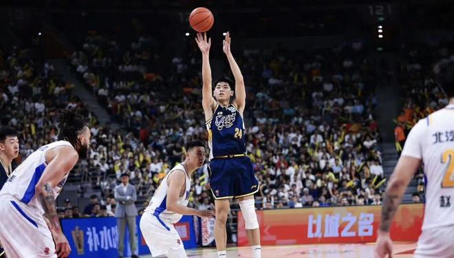 广东男篮最新动态!焦泊乔离队到北京休养,张皓嘉让球迷忍无可忍,徐杰伤病情况出炉