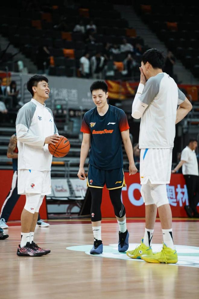 今天赵睿穿什么？