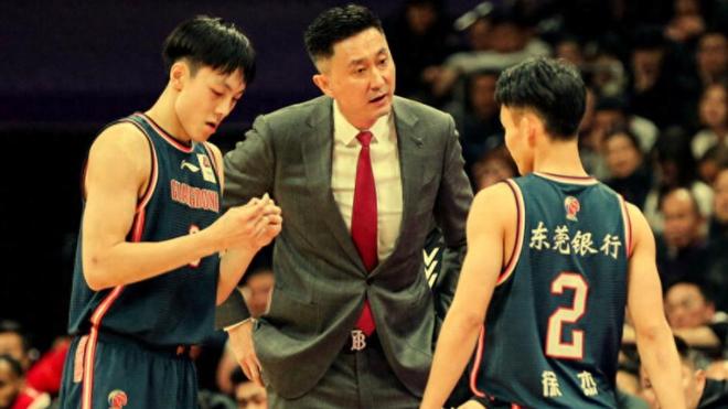 胡明轩10中4!徐杰9分,崔永熙17+4,赵睿率队20分大逆转战胜广东