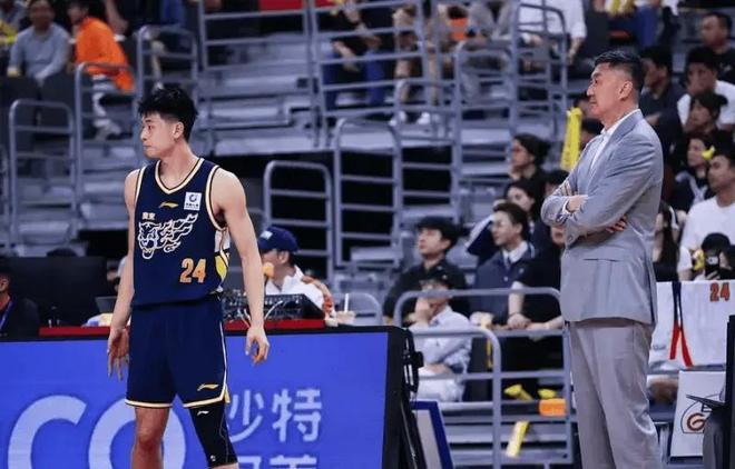 主动认错？被绝杀后杜锋直指人员轮换问题，萨林杰则认可攻守发挥