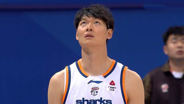 12连胜，上海男篮排名一骑绝尘，李添荣20+4，末节压过天津追分潮