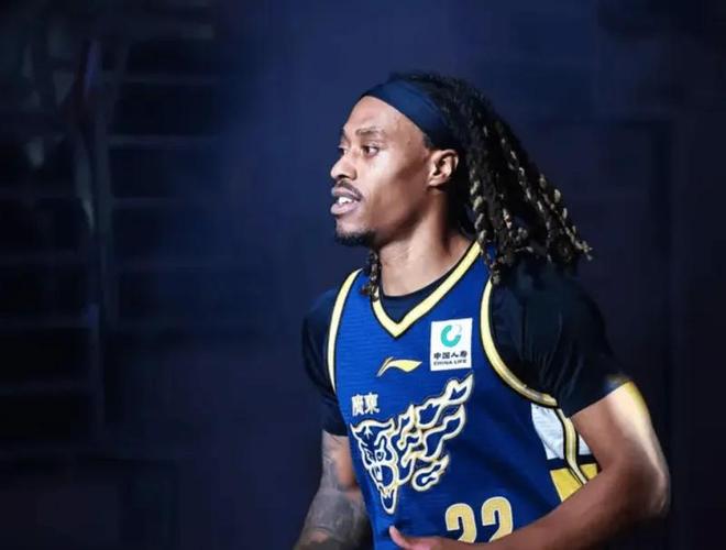 杜锋终于弃用麦考尔！上场就拖节奏影响队友，趁机补强护框大外吧