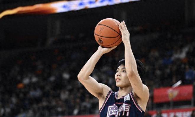 出人意料！庞峥麟赛后主动向杜锋鞠躬杜锋反应不过来胡明轩看呆了