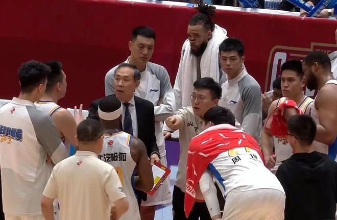 北京男篮15分惨败，不敌浙江掉出四强，篮板球被爆，周琦13+10
