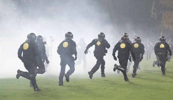 约60名德累斯顿球迷与30名赫塔球迷互掷烟火，比赛中断20分钟