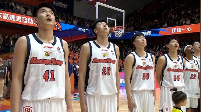 广东大输山东队13分，保守杜锋半场8人轮换，巩晓彬用8字批评杜锋