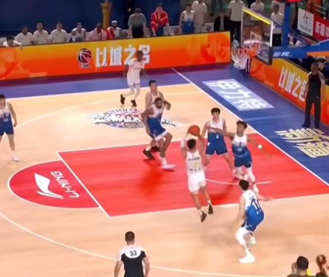 新疆末节紧咬深圳,却被裁判黑了!贺希宁关键球超时,太可惜了!