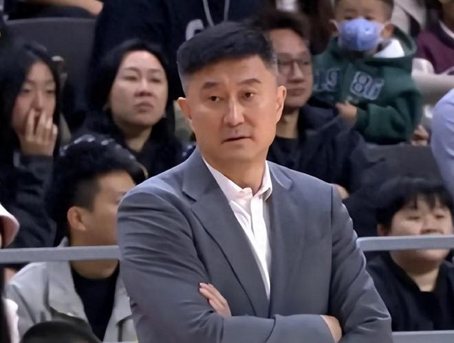 广东遭19分逆转揪出两罪人！他俩三分21中3疯狂浪投，遭杜锋怒批