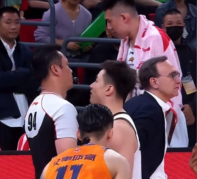 不是冲裁判？揭秘赵继伟社媒开炮：愤怒下场+险拒绝握手揭露真相