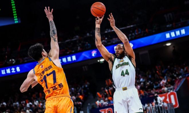 辽宁男篮惨败上海男篮，赵继伟深夜发声，更衣室疑似出现矛盾，球迷：一切都回不去了