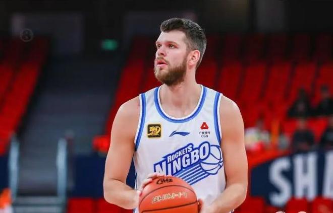 广东新外援直接打季后赛？得分王萨姆纳受伤严重，或被取消注册