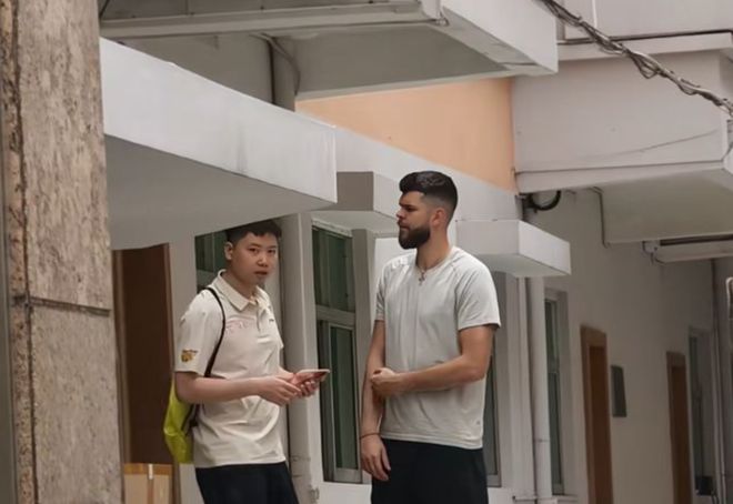 拉科塞维奇抵达东莞！借队友的电动车，去买了床上用品