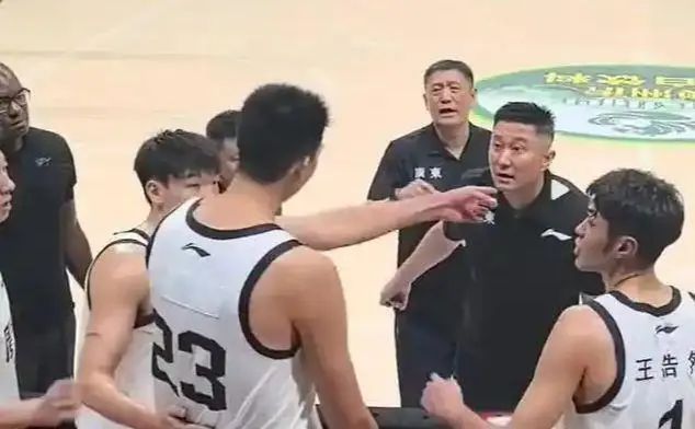 离开杜锋1年，徐昕斩获5项荣誉、3数据联盟前2！球迷：陈家政快走