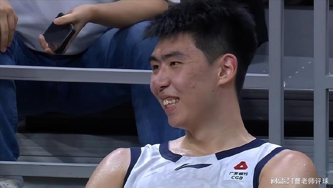 徐昕隔扣旧主，胡明轩0分，球迷提前退场！广东男篮到底怎么了？