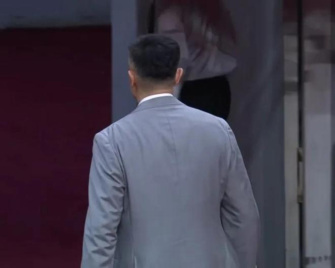 广东丢G1谁注意赛后？杜锋愤怒离场被郭艾伦调侃，朱芳雨徐昕握手