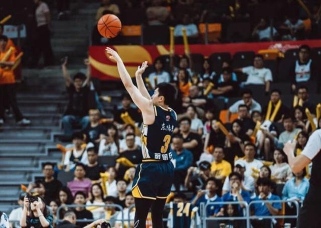 状态全无，胡明轩5中0只拿到1板2助，正负值-15全队最低