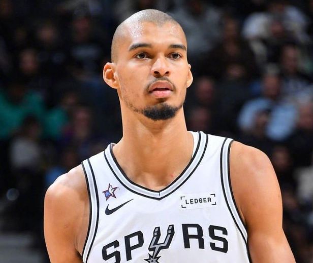 文班复出32+12+8比肩姚明！马刺复仇黄蜂巩固第二 克努佩尔20+6