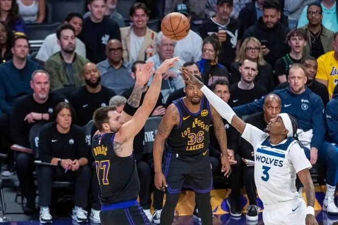 15分+12分+10分!湖人奇兵成3连胜幕后英雄,东契奇:他被低估了