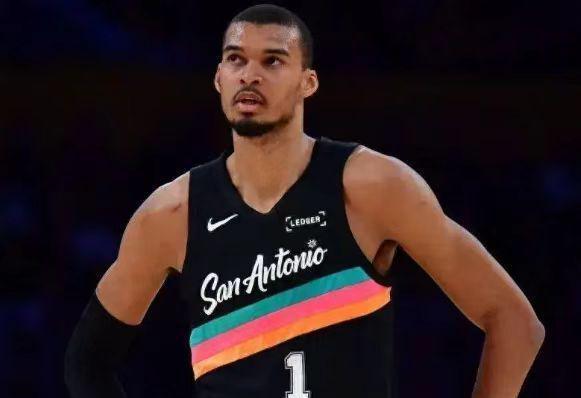 字母时隔十年无缘季后赛！文班23+15马刺大胜雄鹿8连胜 卡斯尔3双