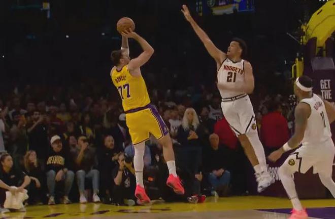 东契奇绝杀掘金,季后赛预演!这场球太刺激了