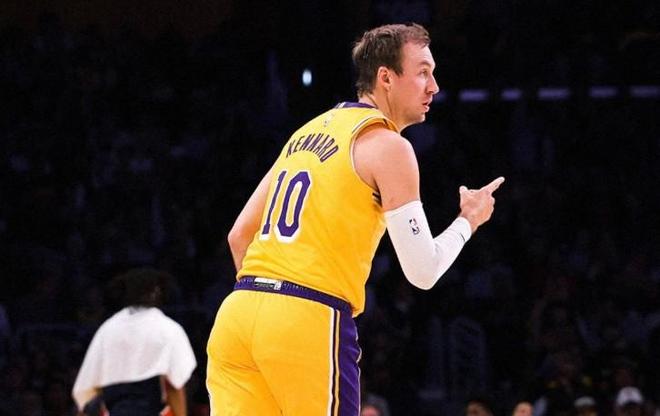 生涯首次三双但手感不佳，肯纳德17中5得到15分16板11助