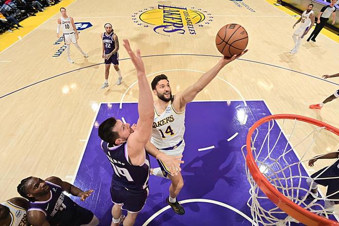 竟然还完成了一记爆扣，湖人替补内线也许偶尔能扮演奇兵的角色？