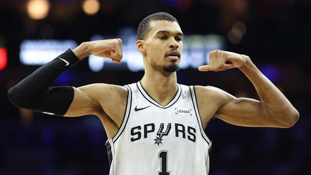 三节打卡！文班狂轰38+16锤爆东部第一，马刺又起飞了