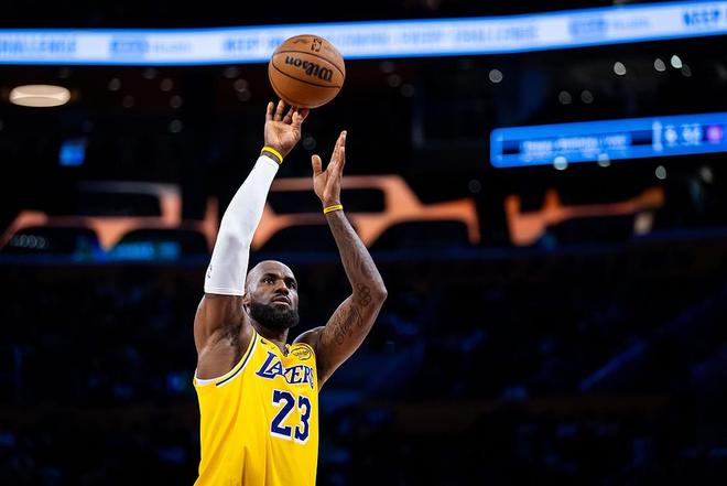 微微发力，詹姆斯13投7中拿下18分7板7助，正负值+12