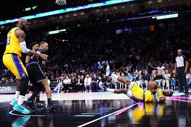 难得在第二阵容中起到作用!湖人锋线大将开始适应替补的角色了?