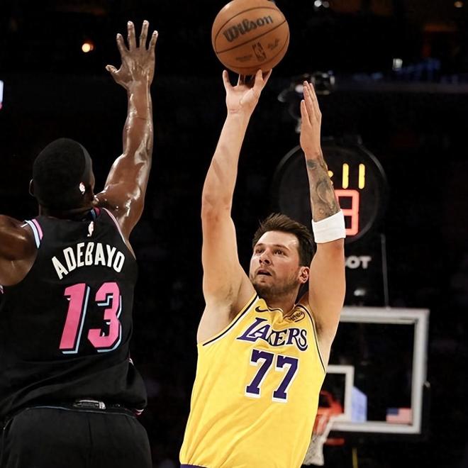 东契奇你太狠了,背靠背100分,又达成NBA绝无仅有的纪录