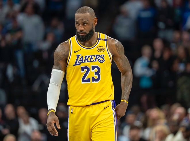 詹姆斯精神!詹姆斯带伤作战!依旧各种破纪录!湖人五打八赢球!