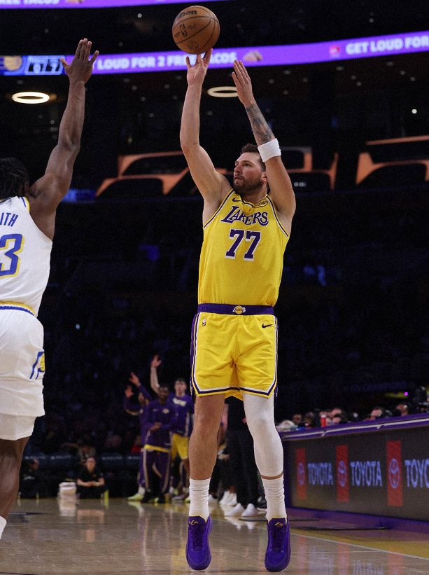 东契奇44+9+5+3+2造NBA神迹，里夫斯半场8中1，湖人大胜步行者